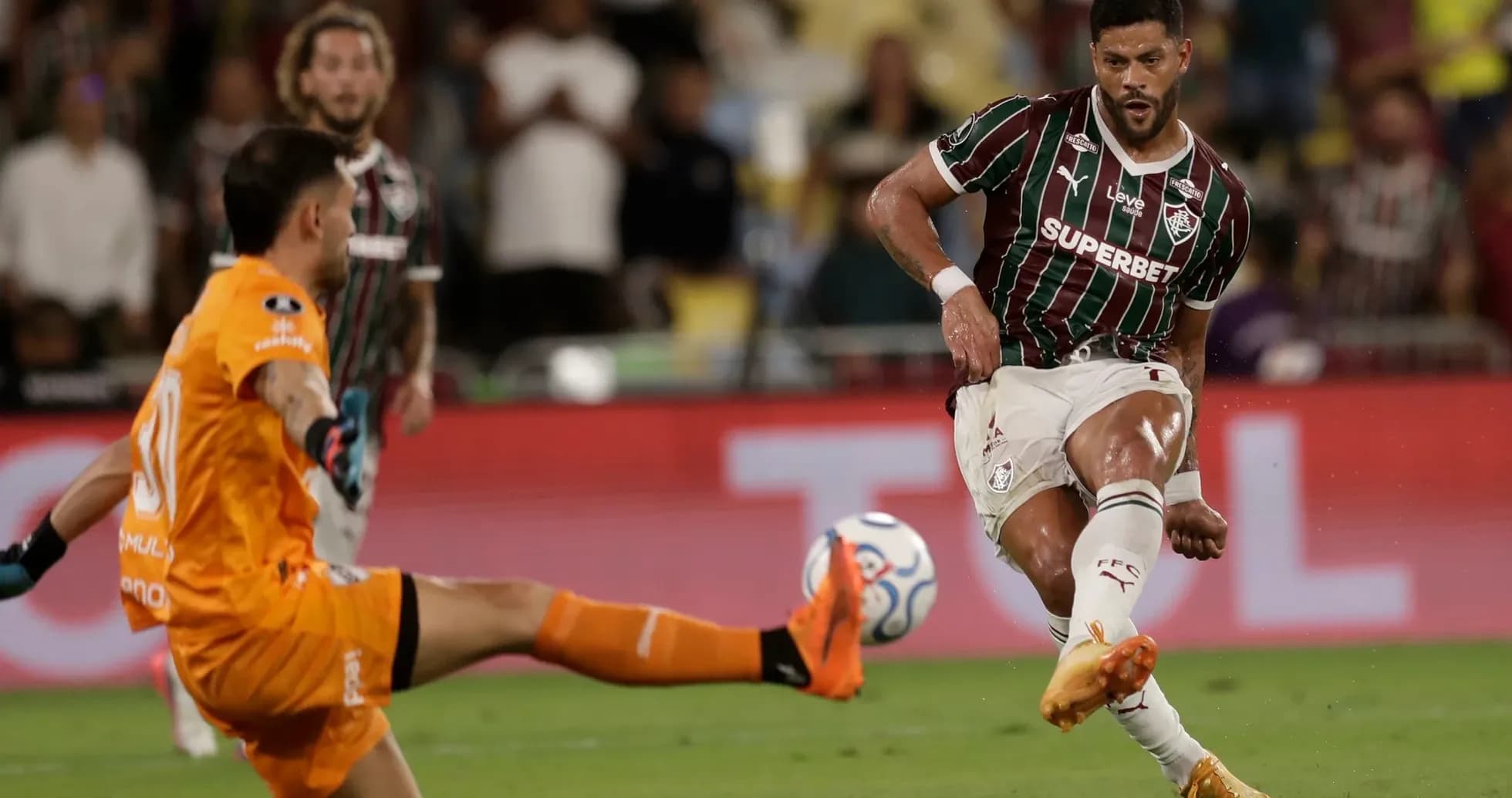 Jugador de Fluminense disparando a portería