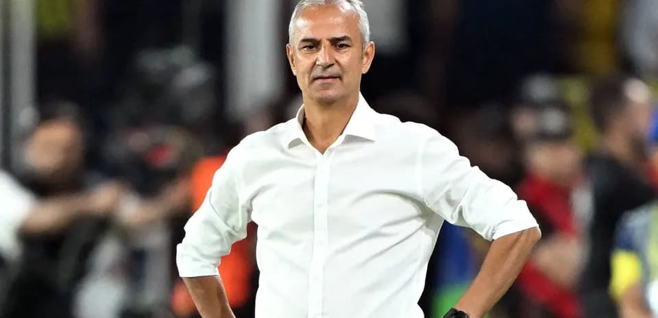 Entrenador en la banda durante el partido