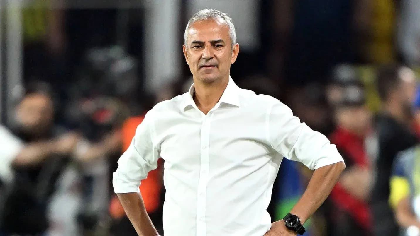 Entrenador en la banda durante el partido