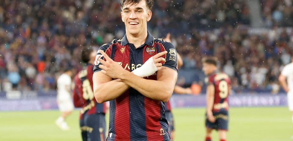 Jugador de Levante celebrando en el campo