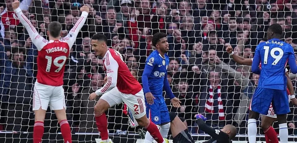 Trossard celebra un gol contra Chelsea
