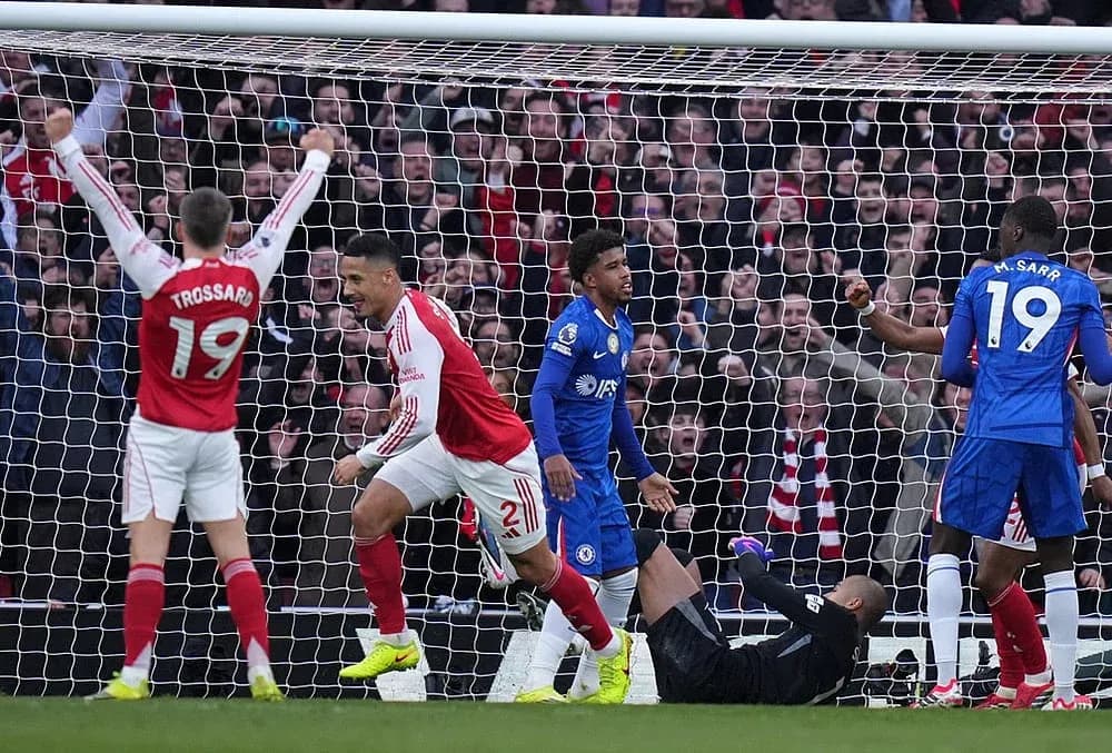 Trossard celebra un gol contra Chelsea