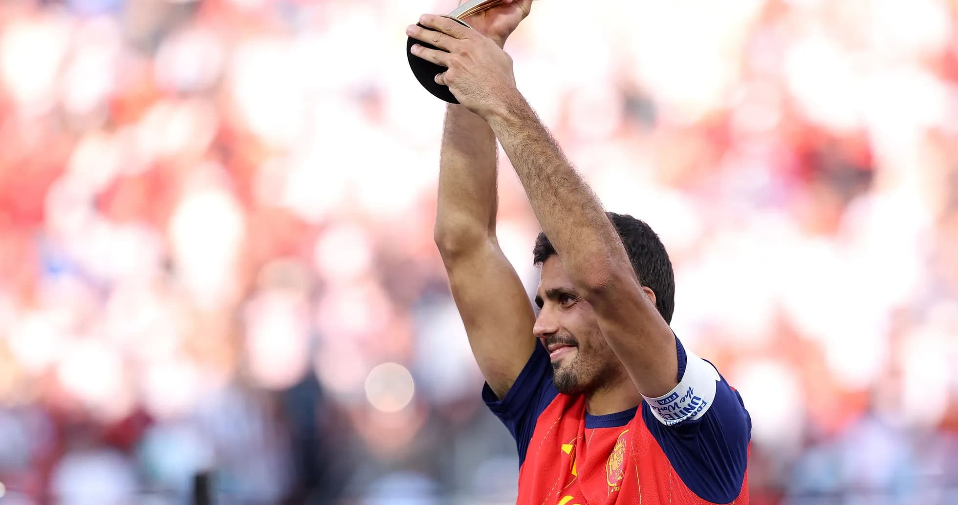 Jugador levantando trofeo tras victoria en el torneo