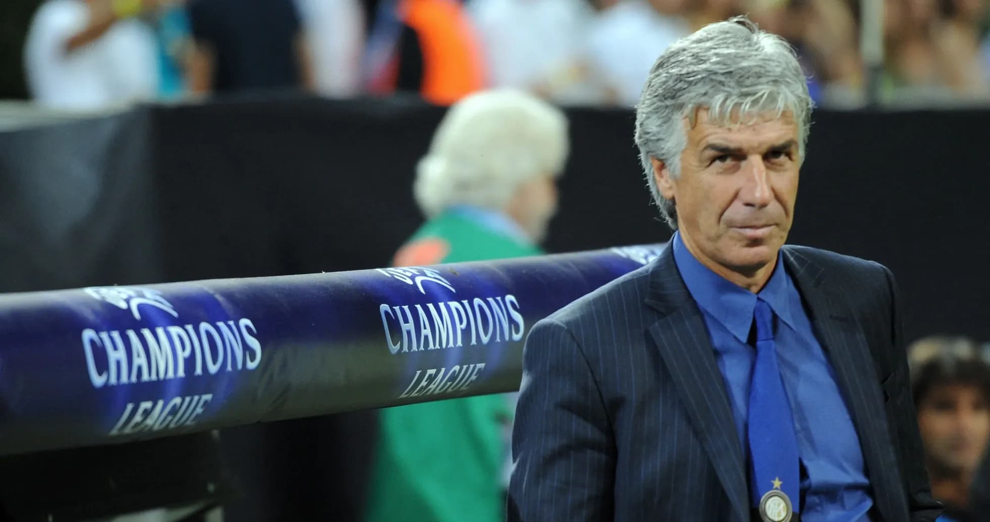 Entrenador sentado en el banquillo durante un partido