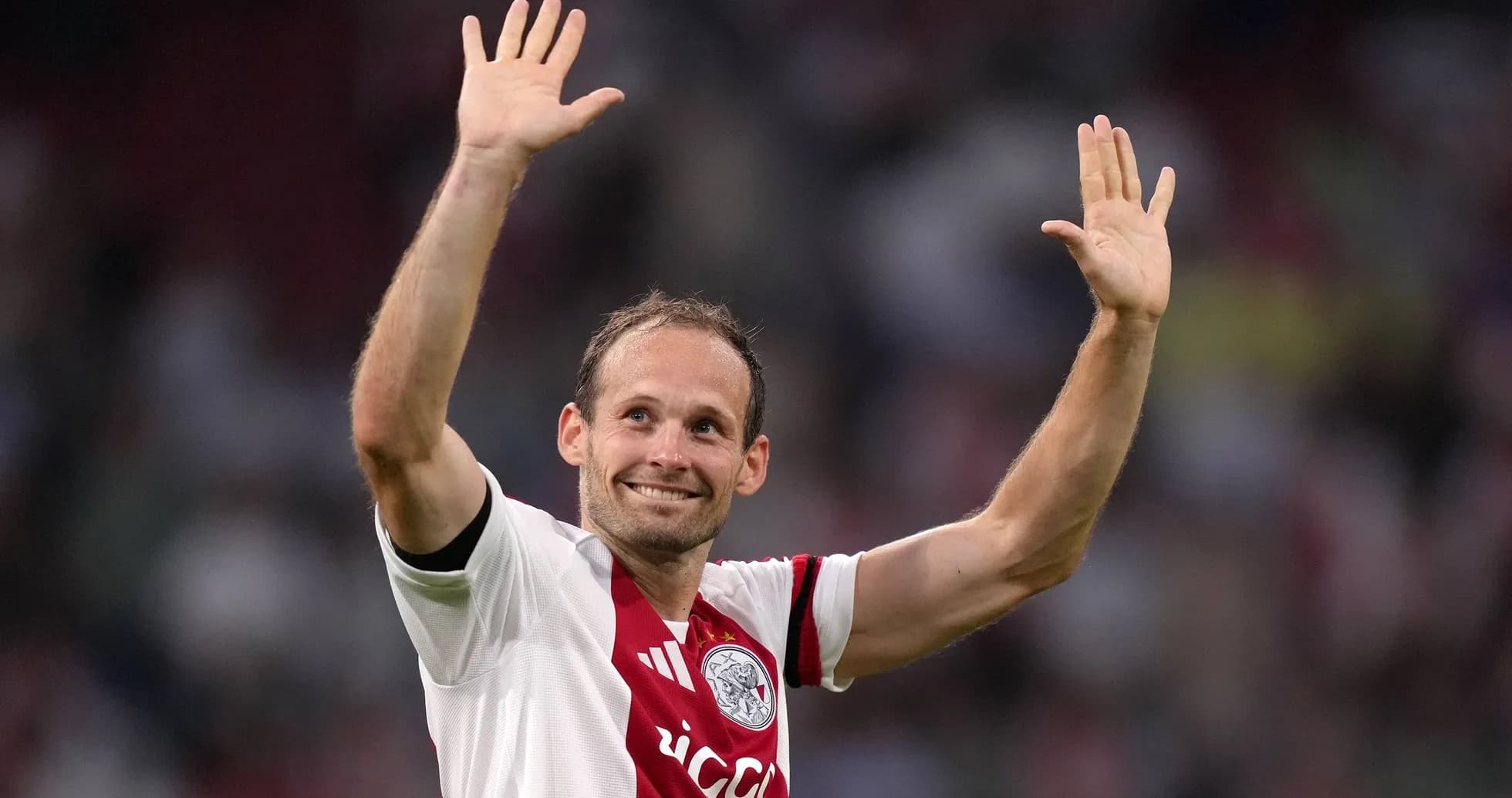 Jugador de Ajax saludando a la afición en el estadio