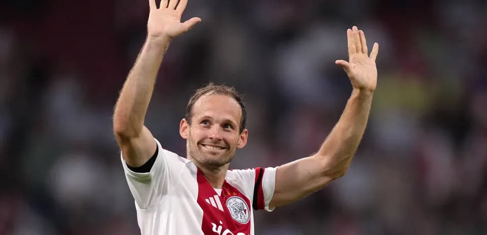 Jugador de Ajax saludando a la afición en el estadio