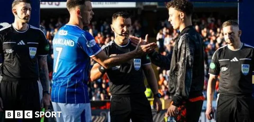 Jugadores saludando a árbitros antes del partido