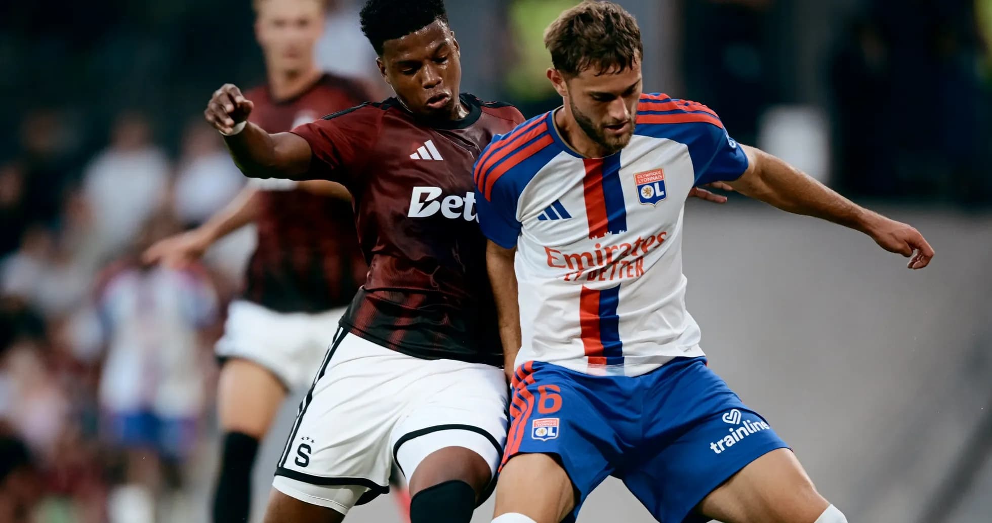 Jugadores de Lyon y Sparta Praha en acción
