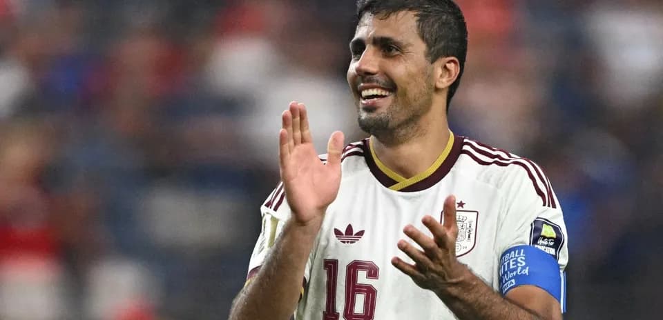 Jugador aplaudiendo durante un partido de fútbol