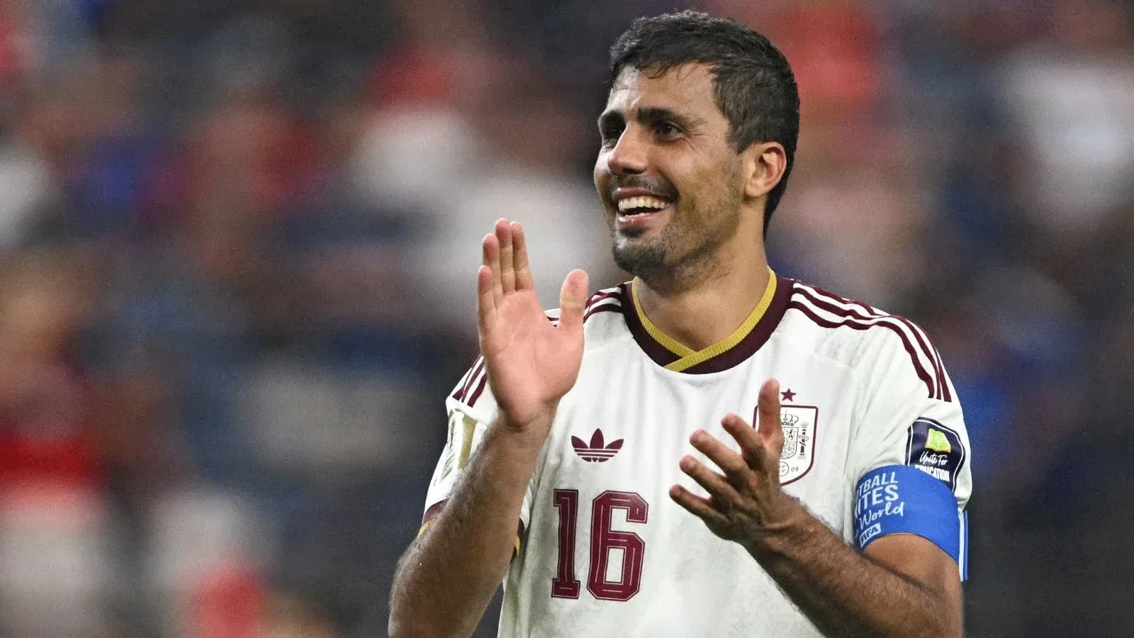Jugador aplaudiendo durante un partido de fútbol