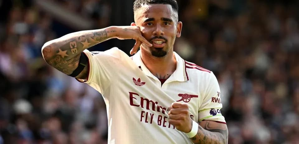 Jugador celebrando con gesto en el campo