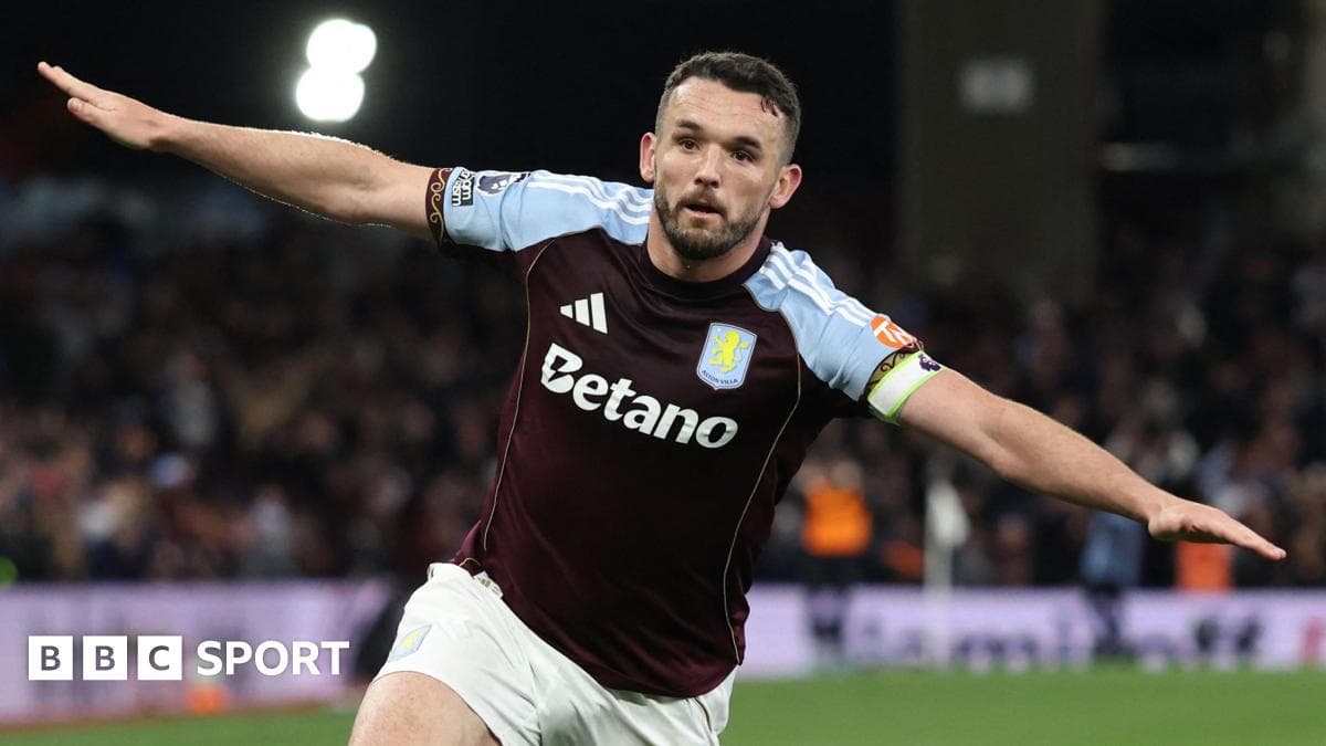 Jugador de Aston Villa celebrando un gol en el estadio