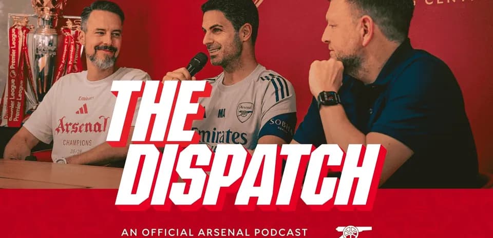 Tres personas discutiendo en un podcast de Arsenal