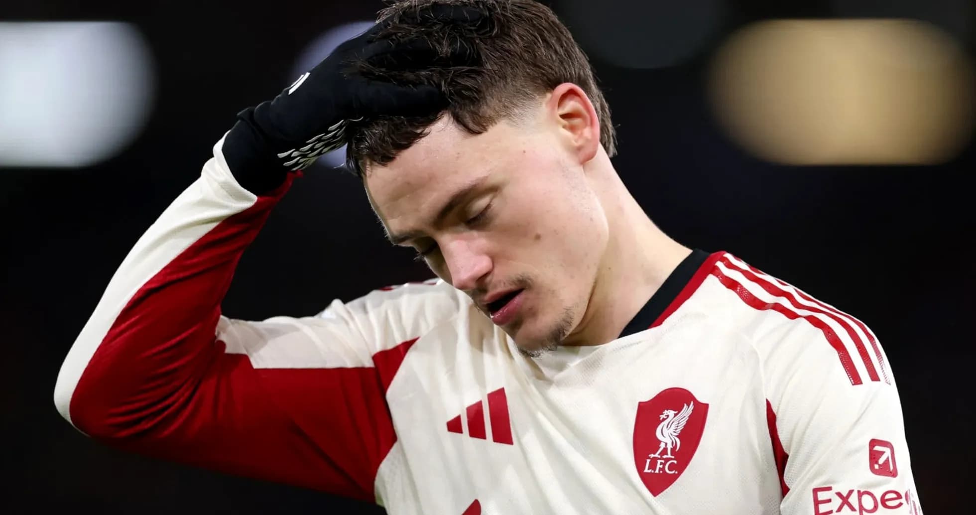 Jugador de Liverpool con expresión de frustración en el campo
