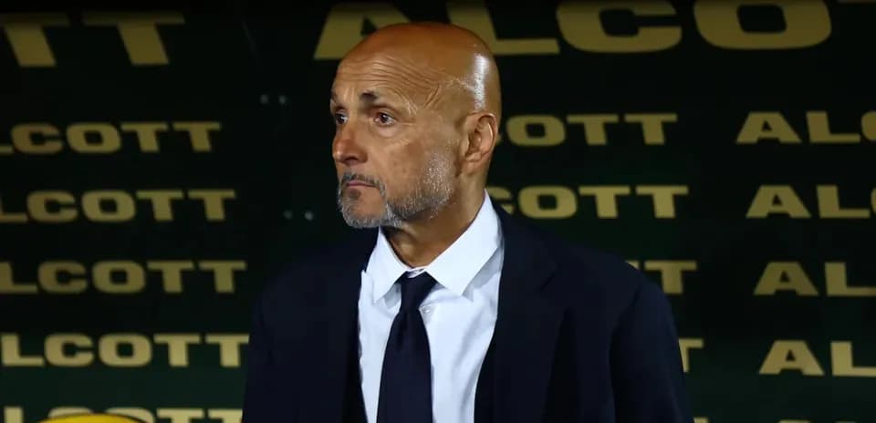 Entrenador observando el partido desde la banda