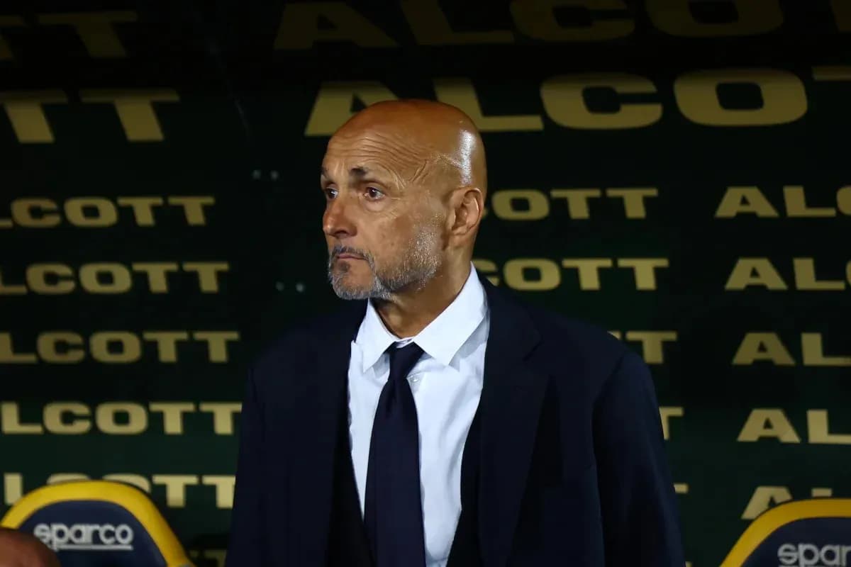 Entrenador observando el partido desde la banda