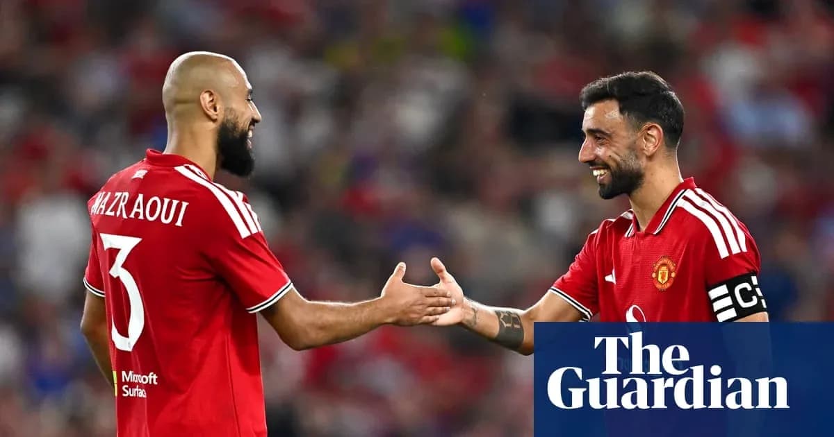 Jugadores de Manchester United saludándose en el campo