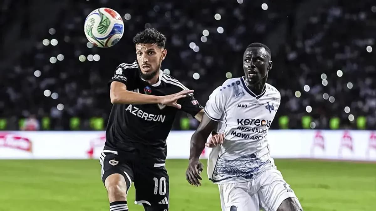 Jugadores de Vestri y Qarabag en acción