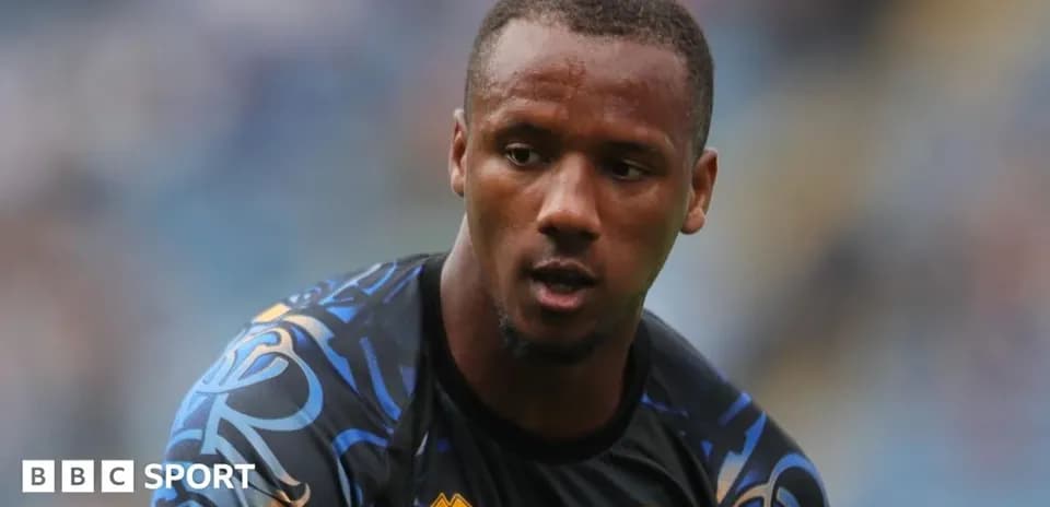Jugador en calentamiento con camiseta de equipo
