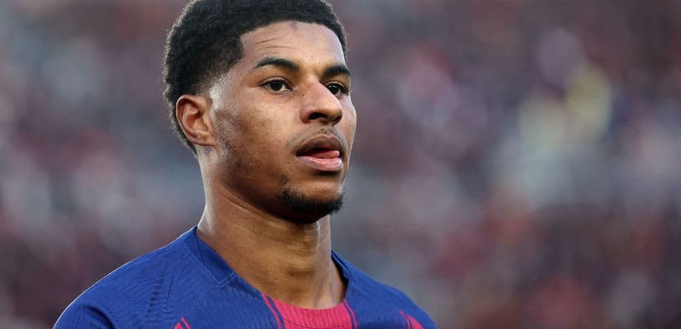 Jugador de fútbol en uniforme del Barcelona en el campo