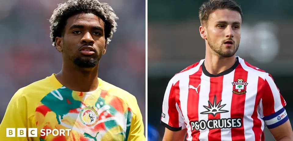 Jugadores en uniforme, uno con camiseta de Senegal y otro de Southampton