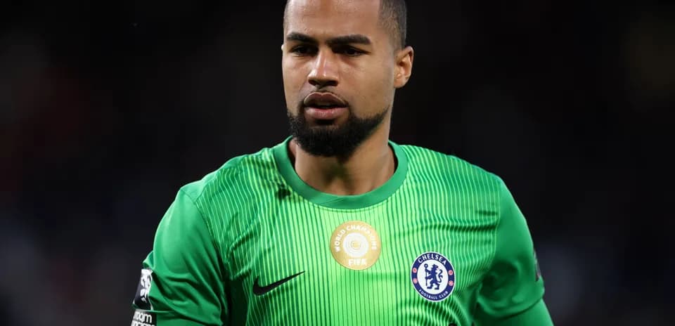 Portero de Chelsea con uniforme verde en el campo