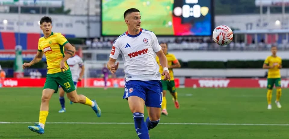 Jugador de HNK Hajduk Split controla el balón