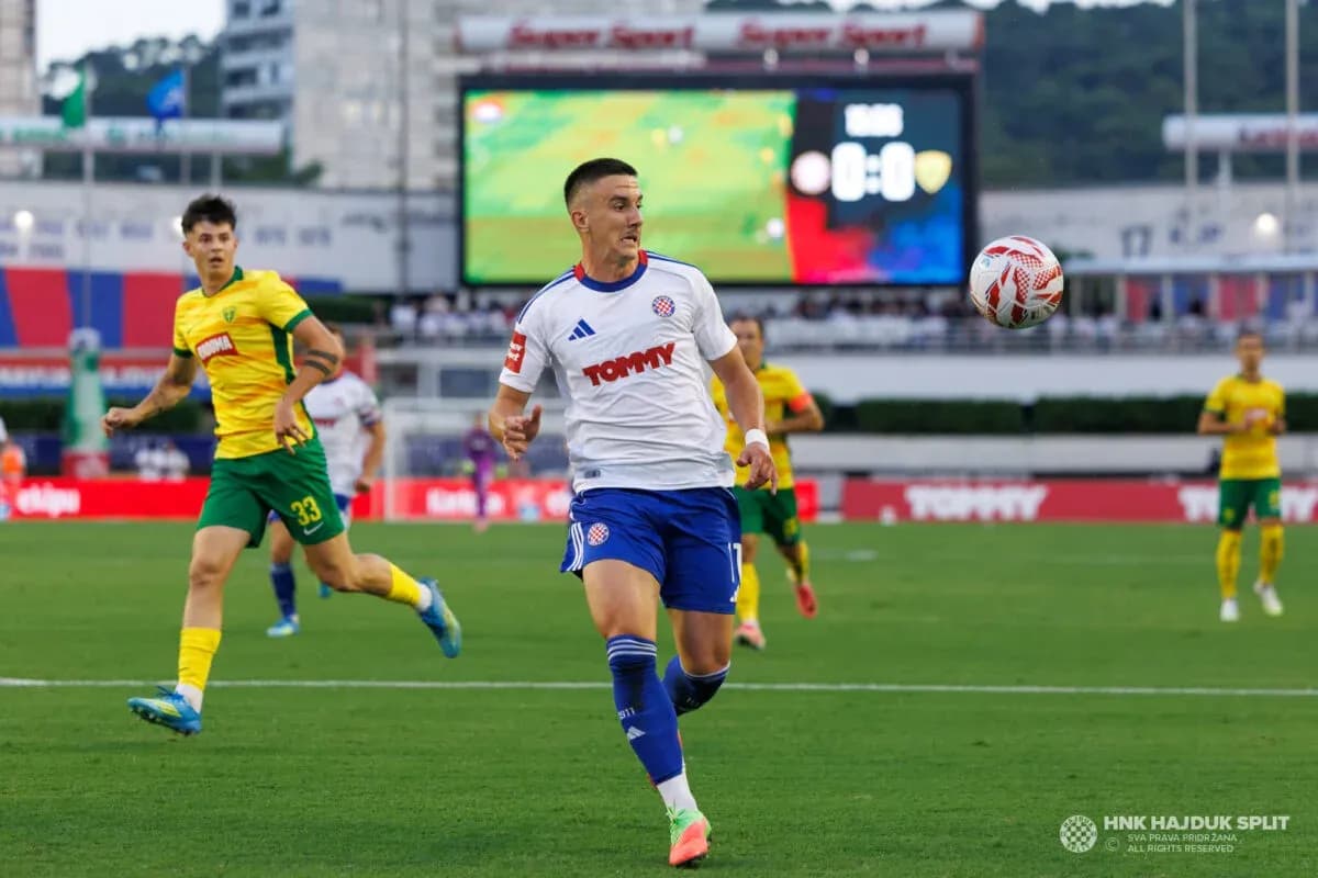 Jugador de HNK Hajduk Split controla el balón