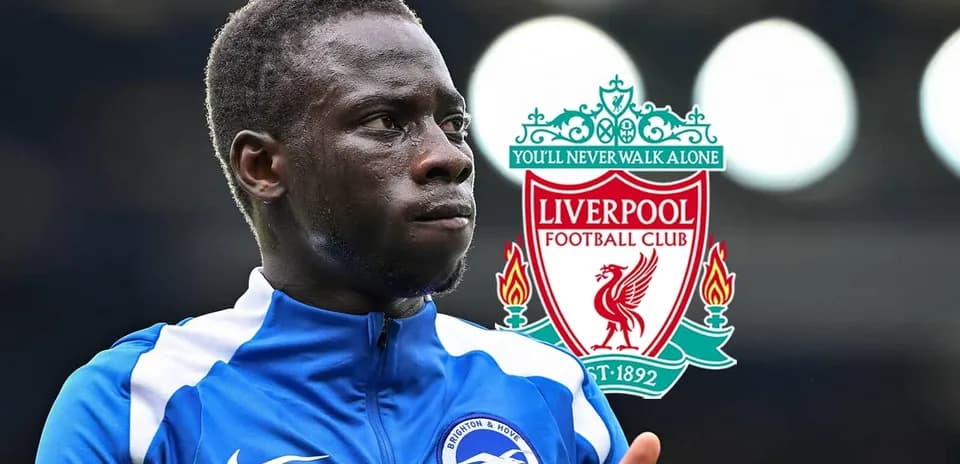 Jugador de Brighton con logo de Liverpool de fondo