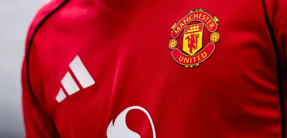 Logotipo de Manchester United en camiseta roja