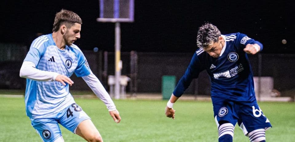 Dos jugadores compitiendo por el balón en el partido