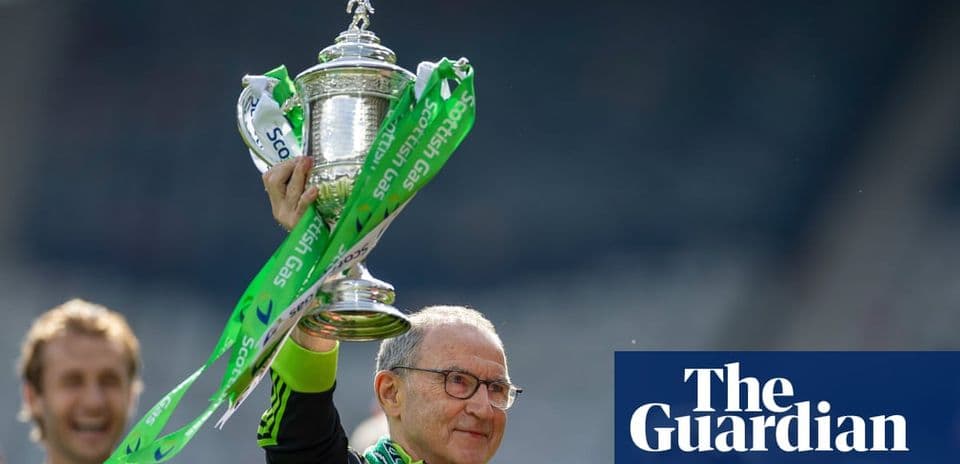 Entrenador levantando el trofeo de la copa