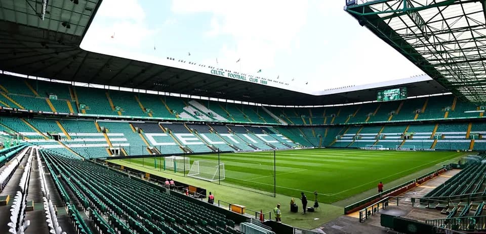 Estadio Celtic Park vacío con césped bien cuidado