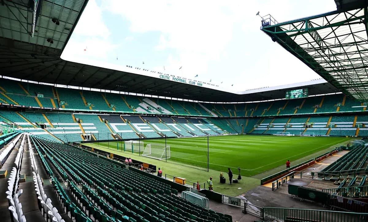 Estadio Celtic Park vacío con césped bien cuidado