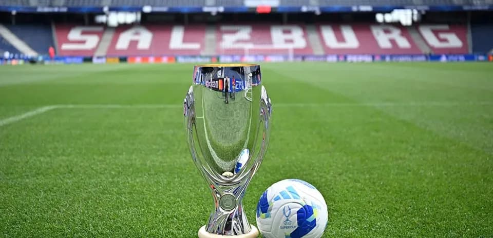 Trofeo y balón en el campo de fútbol