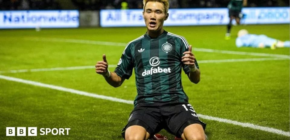 Jugador celebrando gol en el campo de fútbol