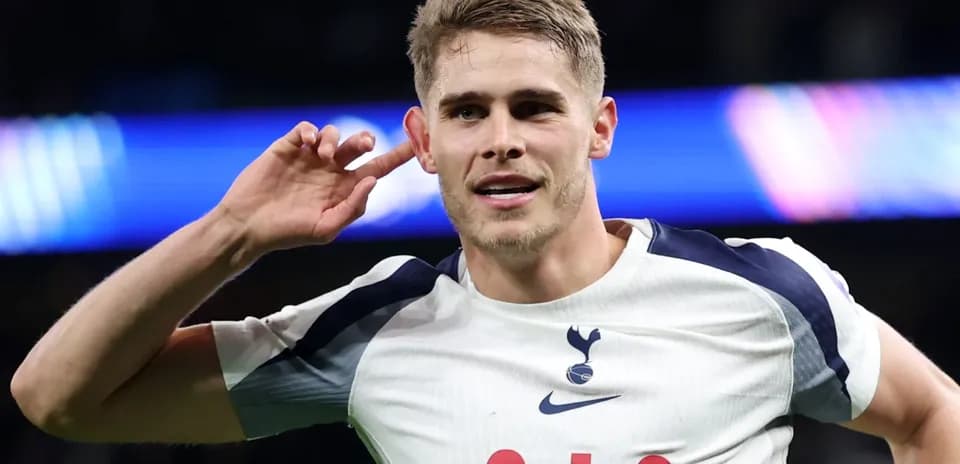 Jugador de Tottenham celebrando con gesto de oído