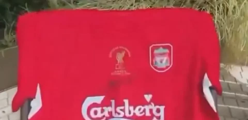 Camisa roja de Liverpool con logotipo y patrocinador