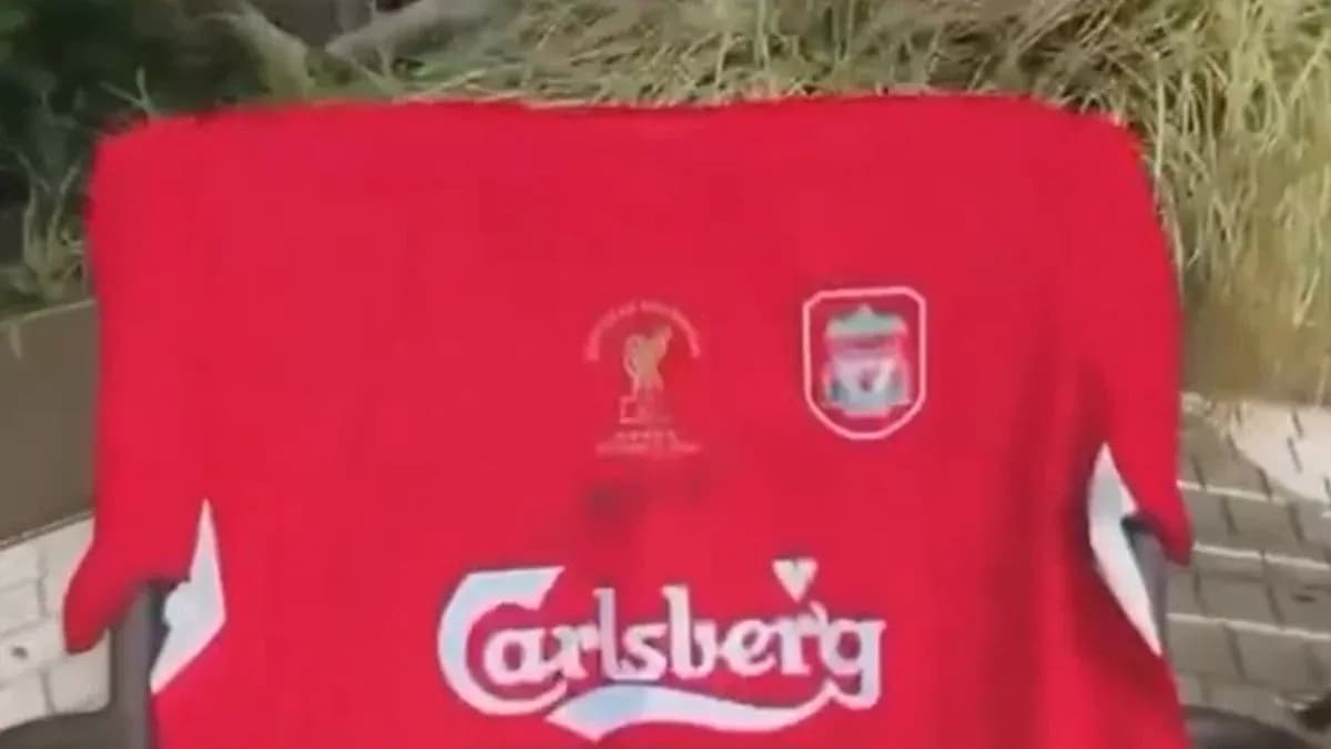 Camisa roja de Liverpool con logotipo y patrocinador