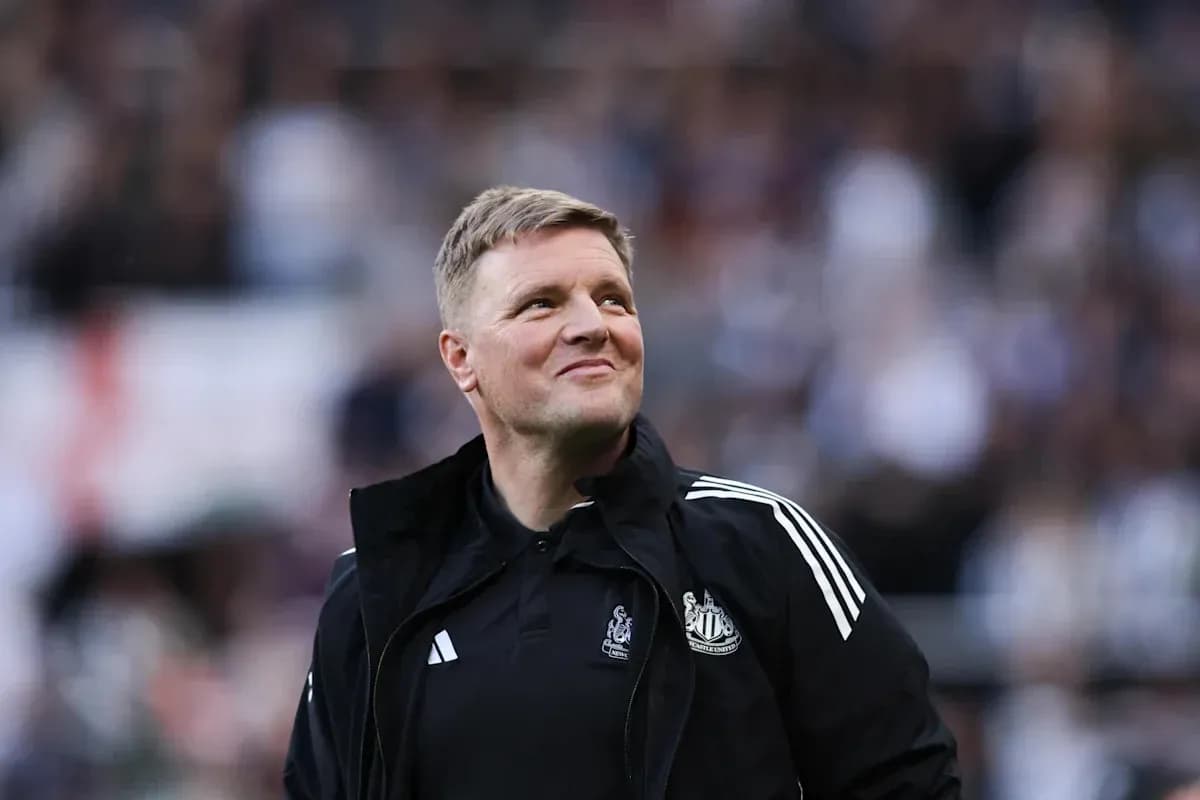 Entrenador de Newcastle en el estadio durante el partido