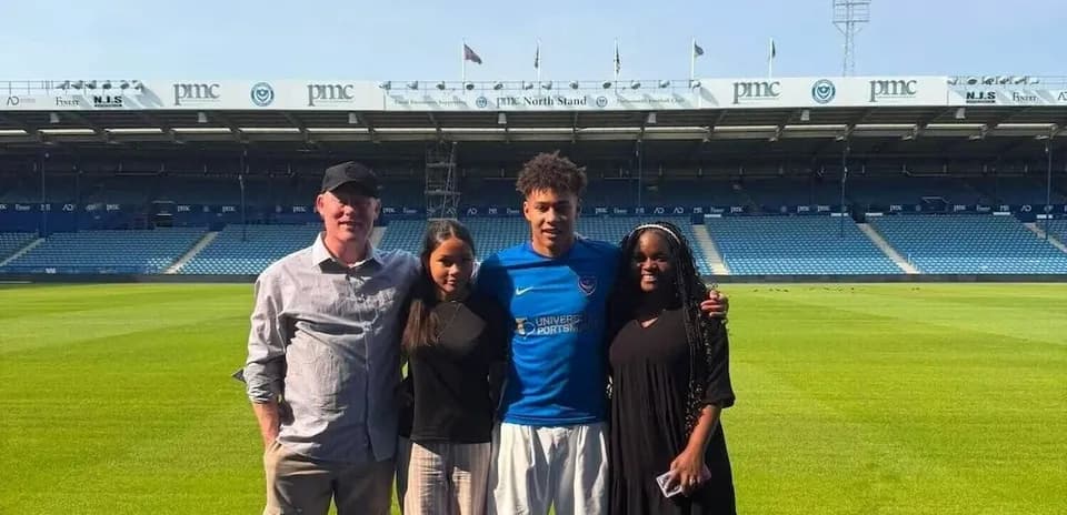 Jugador con familia en el campo del estadio