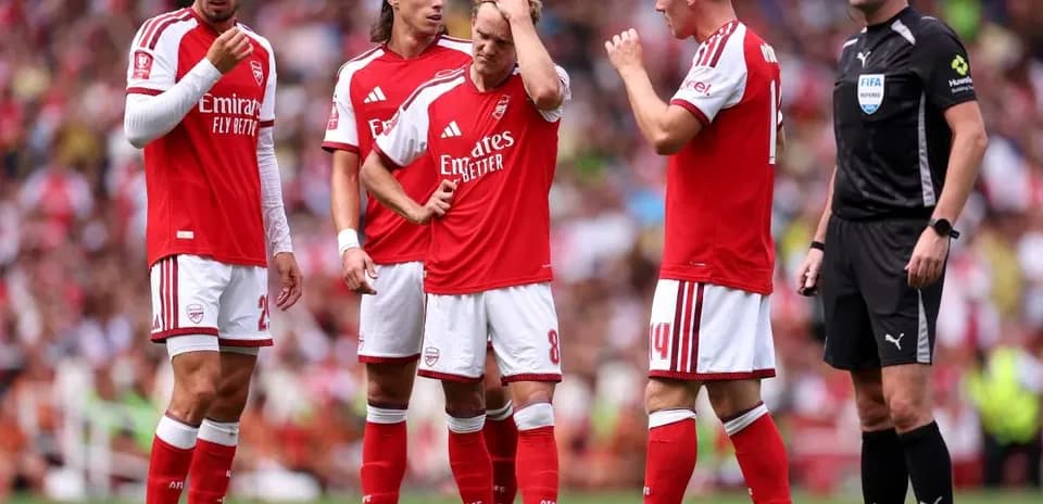 Jugadores del Arsenal discutiendo con el árbitro
