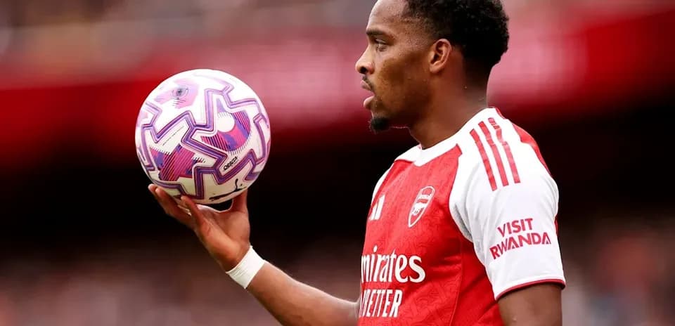 Jugador de Arsenal sosteniendo el balón en el campo