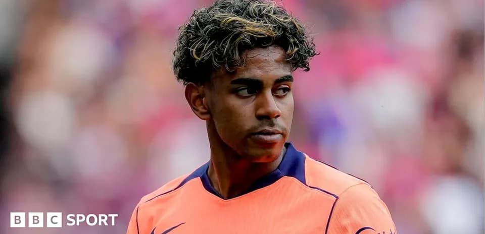 Jugador de Barcelona en uniforme naranja durante partido