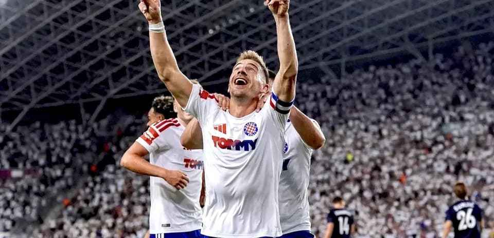Jugador de HNK Hajduk Split celebrando un gol