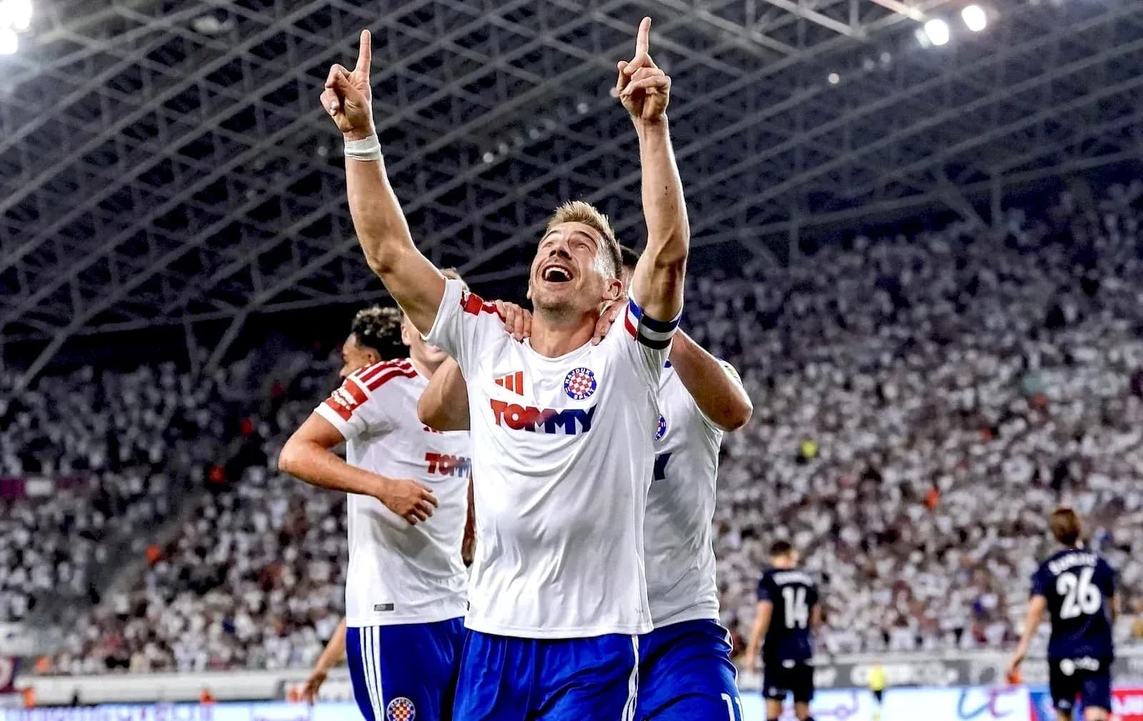 Jugador de HNK Hajduk Split celebrando un gol