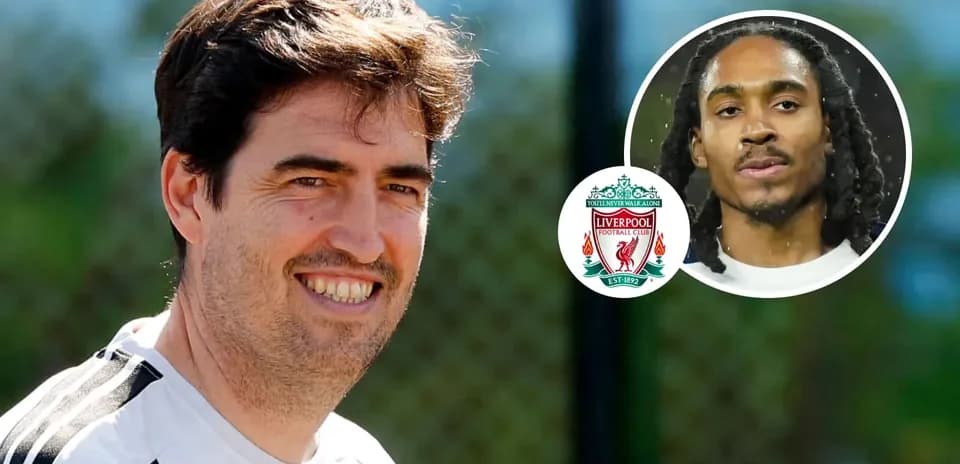 Entrenador sonriendo en sesión de entrenamiento de Liverpool