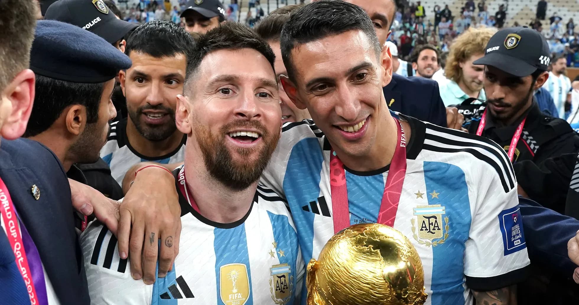 Messi y Di María celebrando con el trofeo mundial