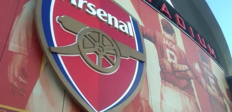 Escudo del Arsenal en el estadio