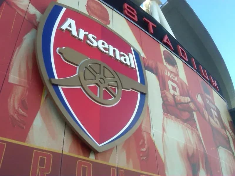 Escudo del Arsenal en el estadio